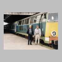 104-1121Stobingen, Hans Schlender und Heinz Bischoff auf dem Bahnhof in Koenigsberg vor dem abfahrbereiten Zug nach Berlin..JPG